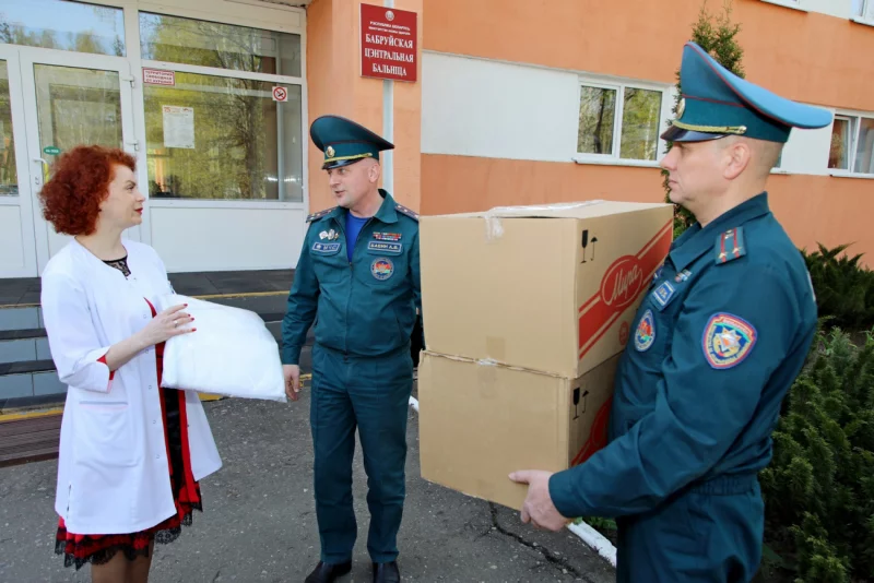 Бобруйские спасатели передали медикам защитные костюмы