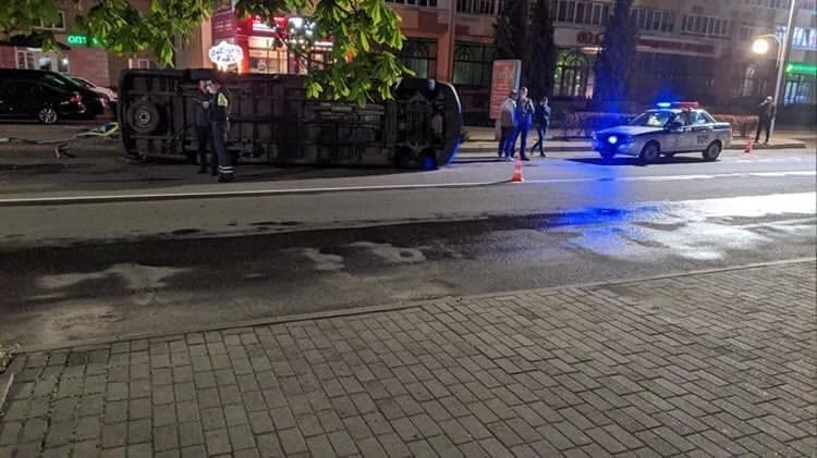 Ночное ДТП в центре города: опять перевернулся микроавтобус