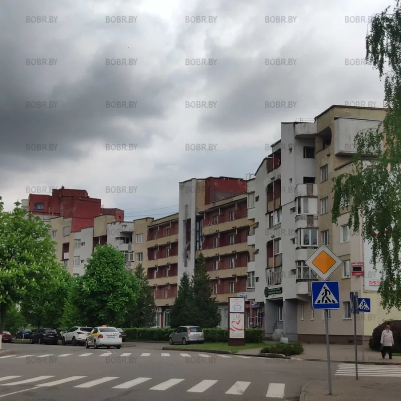 Дом, фасад которого требует ремонта. Давно не обновлялся и выглядит крайне угрюмо. 