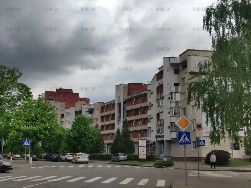 Дом, фасад которого требует ремонта. Давно не обновлялся и выглядит крайне угрюмо. 