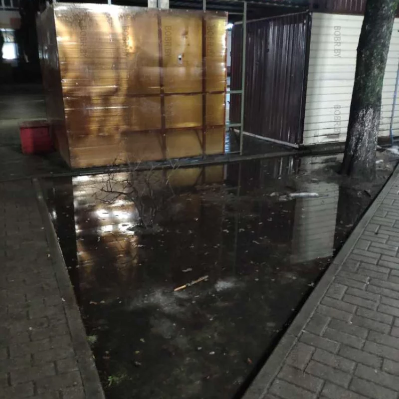 Красивое озеро прямо возле остановки