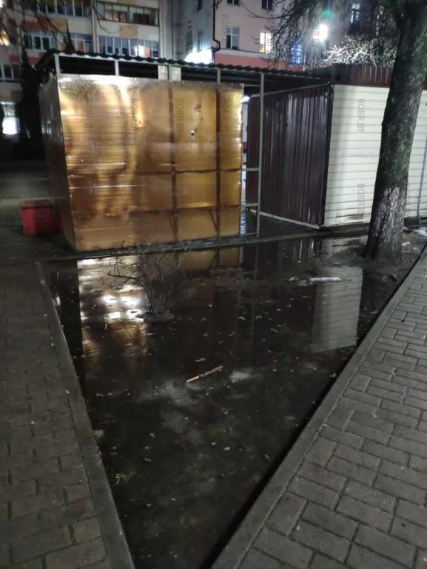 Красивое озеро прямо возле остановки