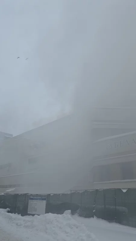 На территории Центрального отделения Беларусбанка что-то горит