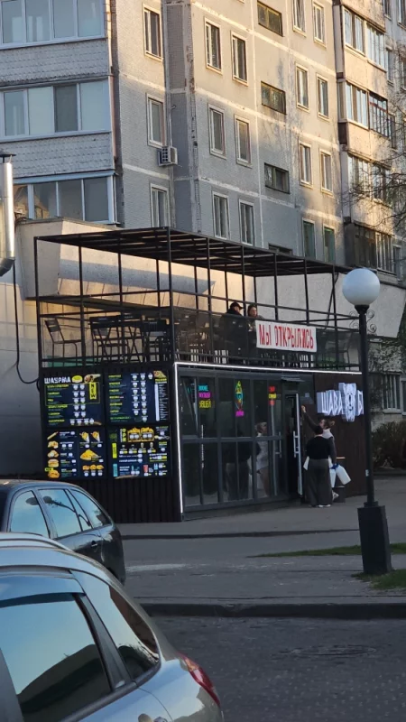 Возле Алми теперь 2-этажный ларек-шаурменная