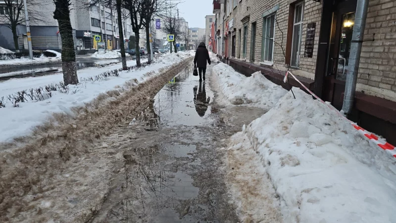 Некоторые тротуары превратились в море. Страшно подумать, что будет когда вернутся морозы