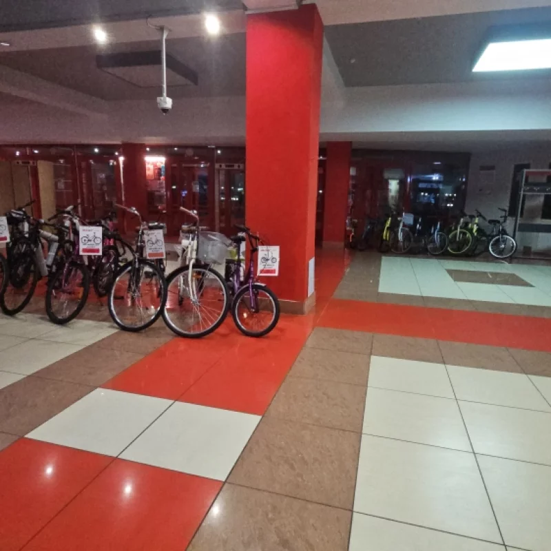 В фойе Арены прокат лыж сменили на выставку-продажу велосипедов