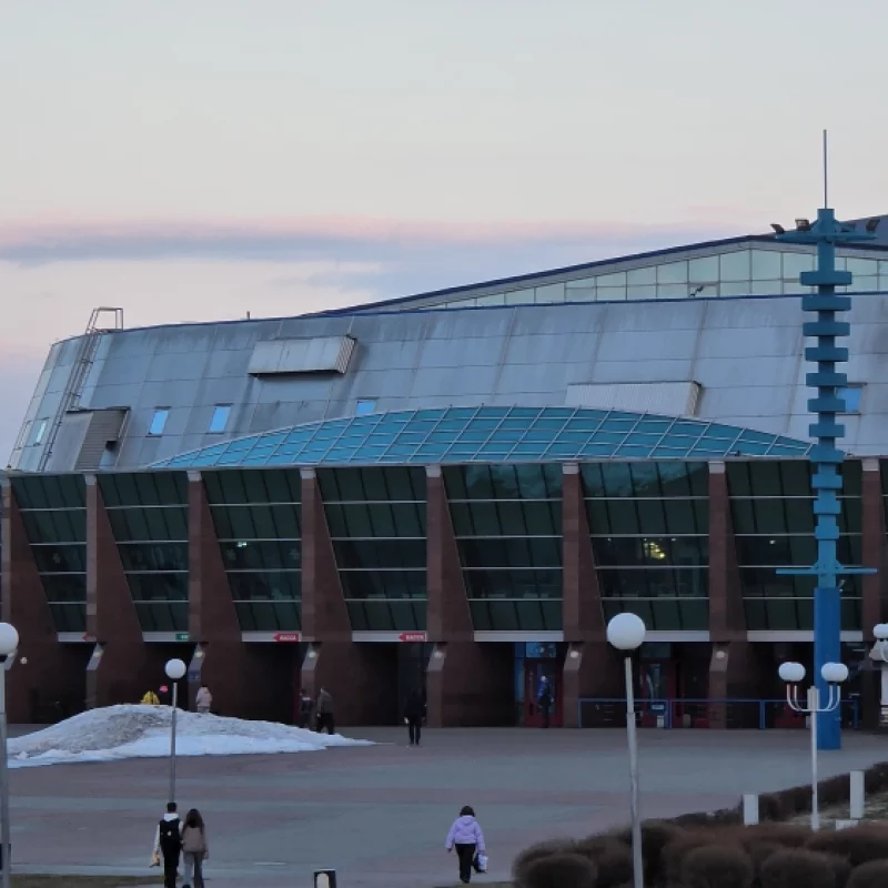 У Ледового дворца много людей, Значит сегодня хоккей!