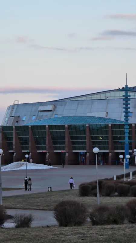 У Ледового дворца много людей, Значит сегодня хоккей!