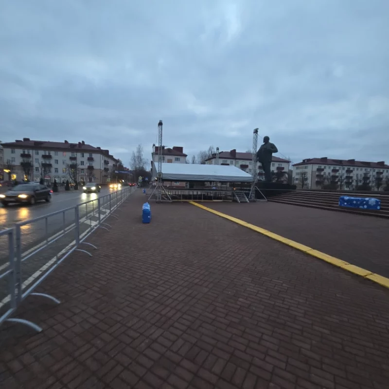 Вот-вот и будет установлена новогодняя сцена