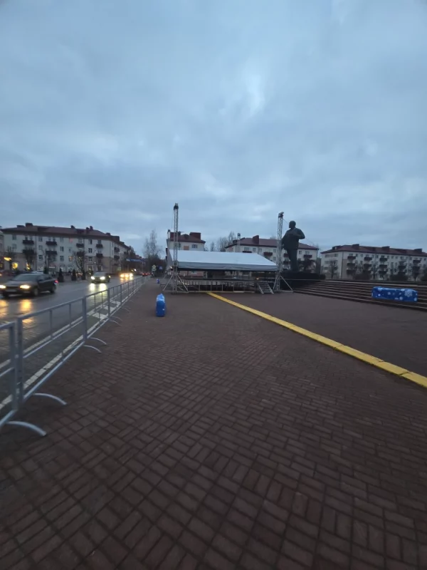 вот-вот и будет установлена новогодняя сцена