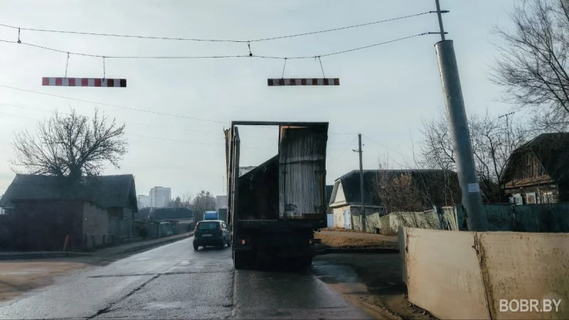 Неучтенные габариты. В Бобруйске мостом на улице Парковой снова повреждена машина