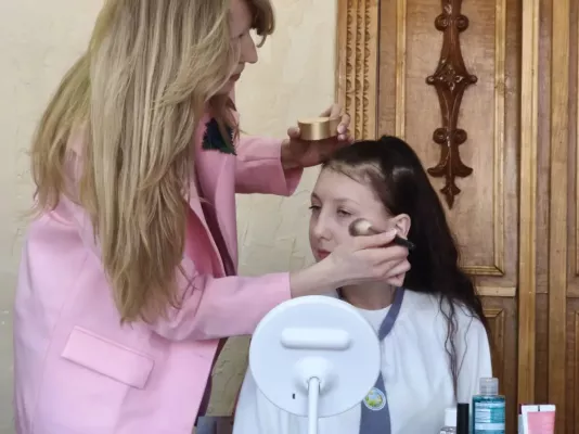 Мастер-класс по красоте для воспитанниц Каменской школы-интерната