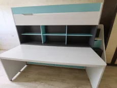 Двухъярусная кровать с выдвижным столом