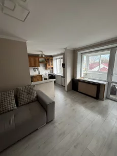 В продаже трехкомнатная квартира с ремонтом