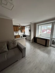 В продаже трехкомнатная квартира с ремонтом