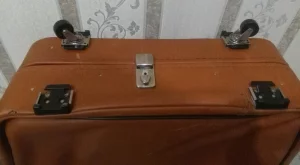Большой чемодан (70х51х18) со съёмными колёсиками