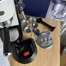 Кофеварка DeLonghi Dedica EC685.W