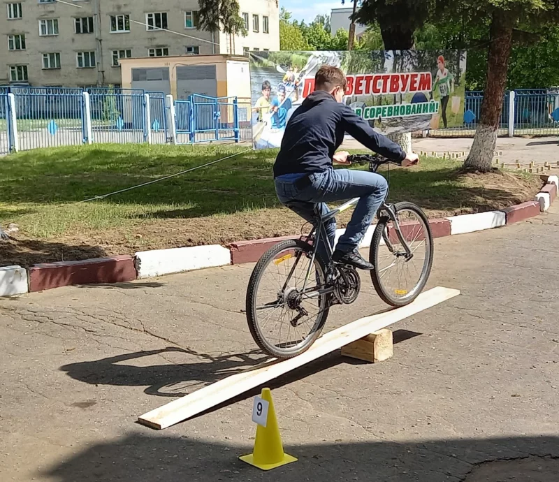 В летний сезон въезжаем на велосипедах. Соревнования по фигурному вождению велосипеда