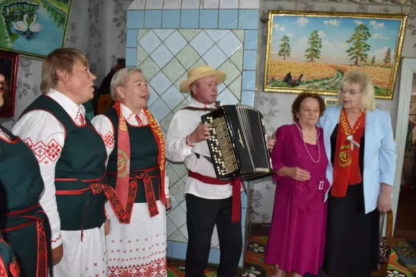 В Бобруйском районе 85-летний юбилей отметила ветеран труда Мария Роскач
