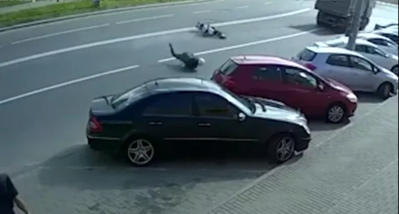 В Бобруйске мотоциклист столкнулся с автомобилем МАЗ