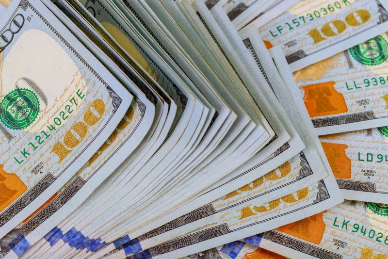 Доллар начал дешеветь