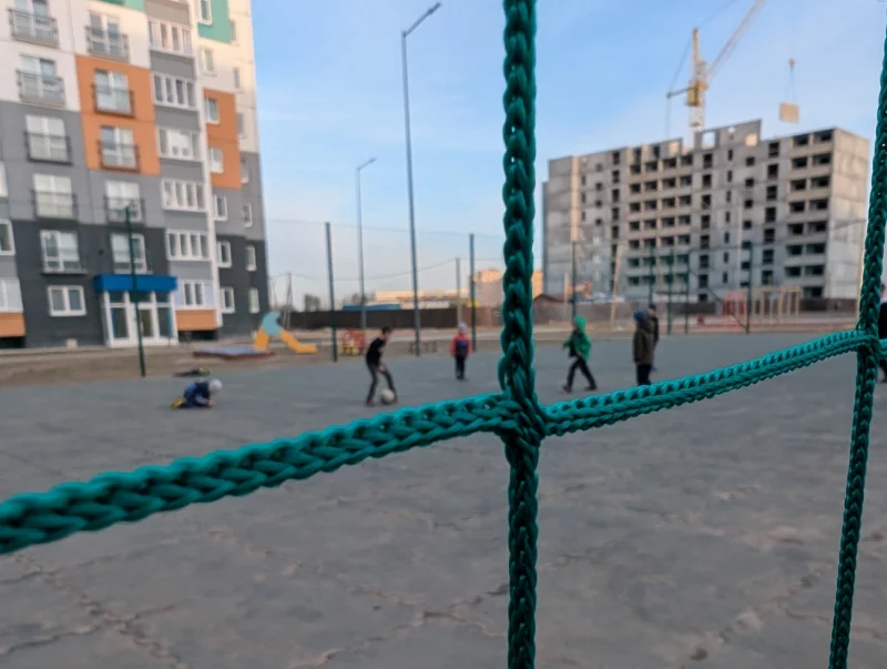 Жители бобруйской новостройки дождались обещанного поля для мини-футбола. Но ворот там все еще нет