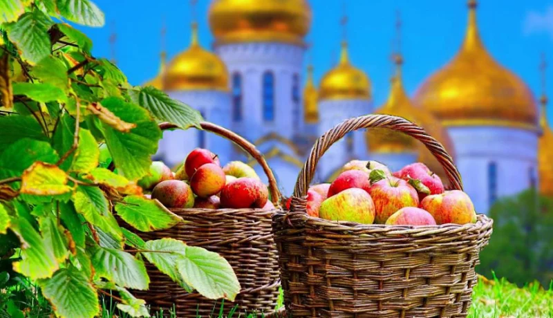 Почему 19 августа освящают яблоки и вспоминают усопших