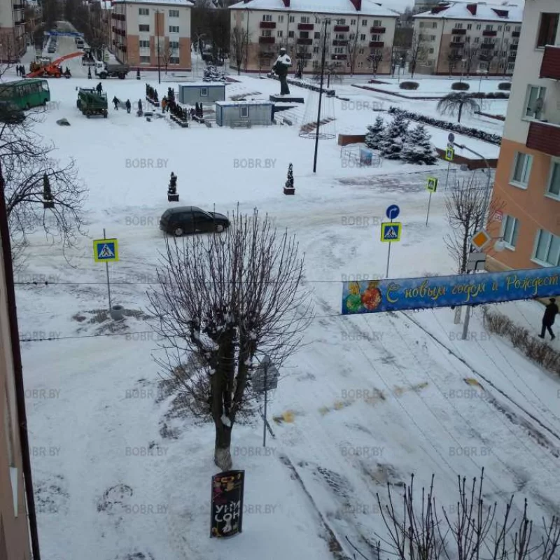 На площади разбирают сцену