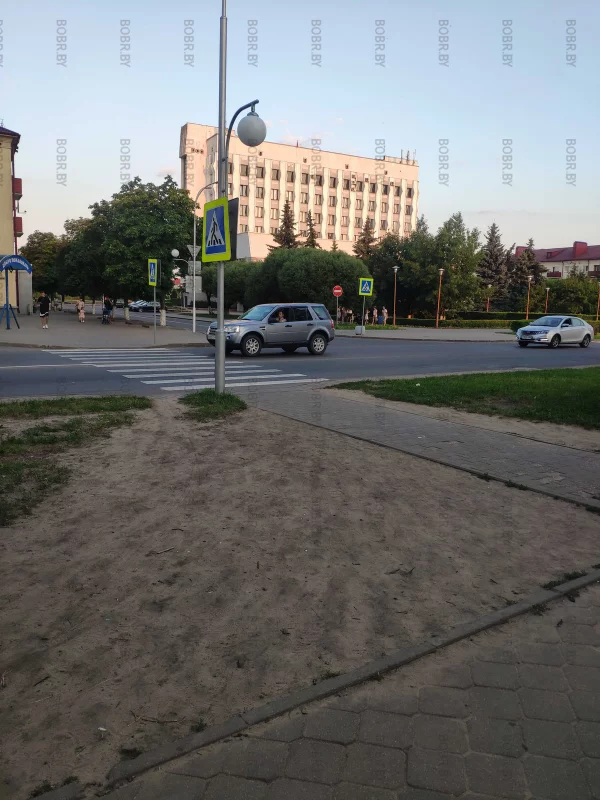Очень красивый, ухоженный газон прямо с видом на горисполком.