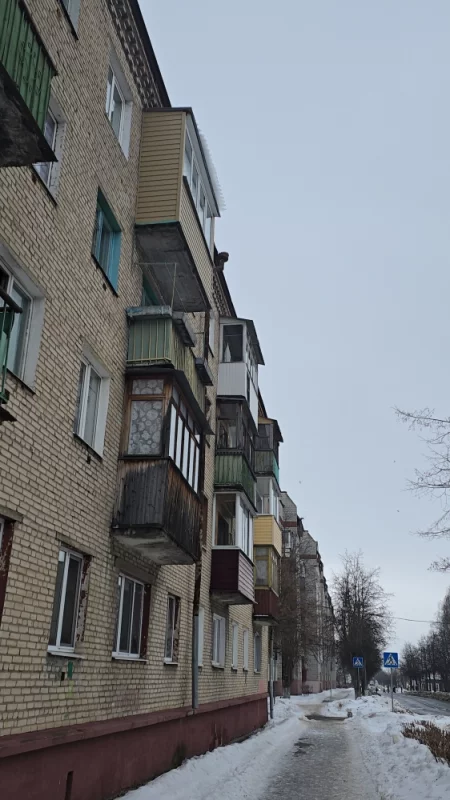 Интересно, что случится с человеком если ему на голову упадёт это ледяная шапка с балкона?