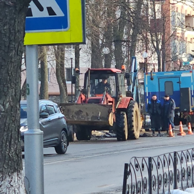 Опять что-то раскапывают на Социалистической в районе площади Ленина