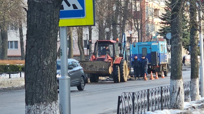 Опять что-то раскапывают на Социалистической в районе площади Ленина