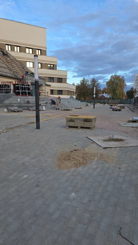 Перед Беларусбанком установлены интересные световые столбы