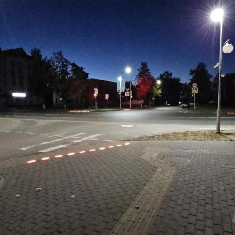 Ещё один светофор, который работает для пешеходов сразу во всех направлениях. Забыли поставить таблички со светофорами для велосипедистов