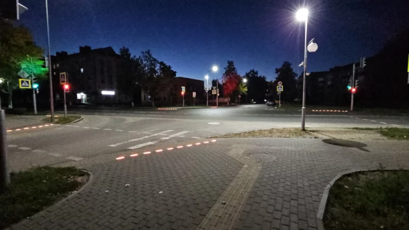 Ещё один светофор, который работает для пешеходов сразу во всех направлениях. Забыли поставить таблички со светофорами для велосипедистов