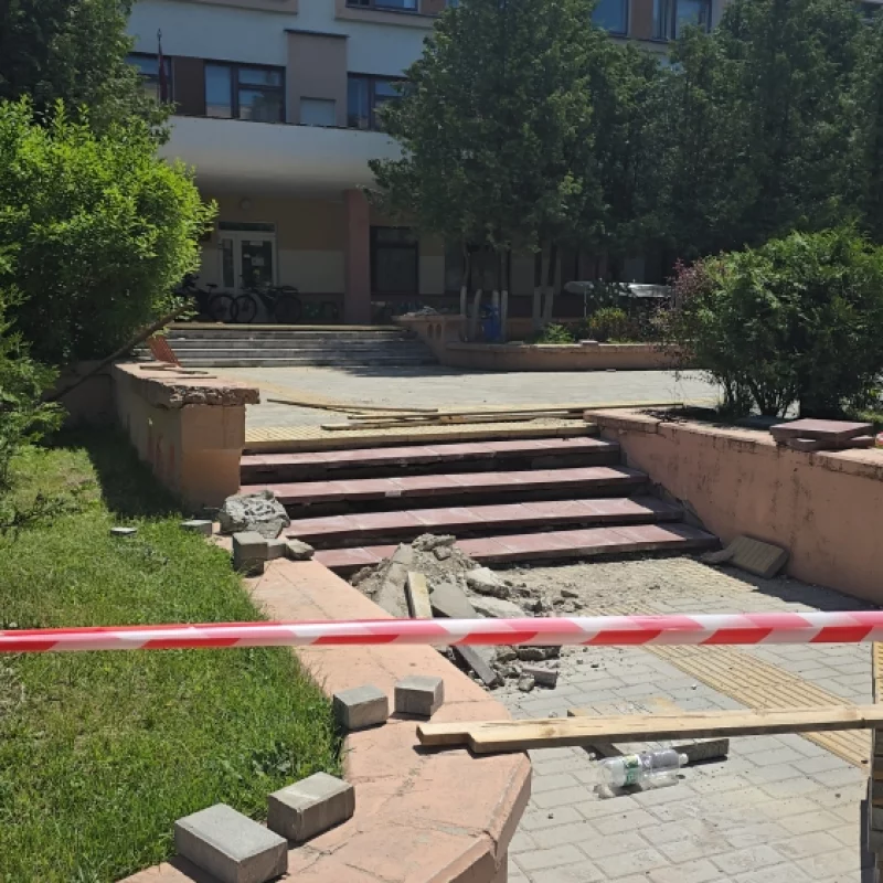 Укладка тротуарной плитки у детской поликлиники