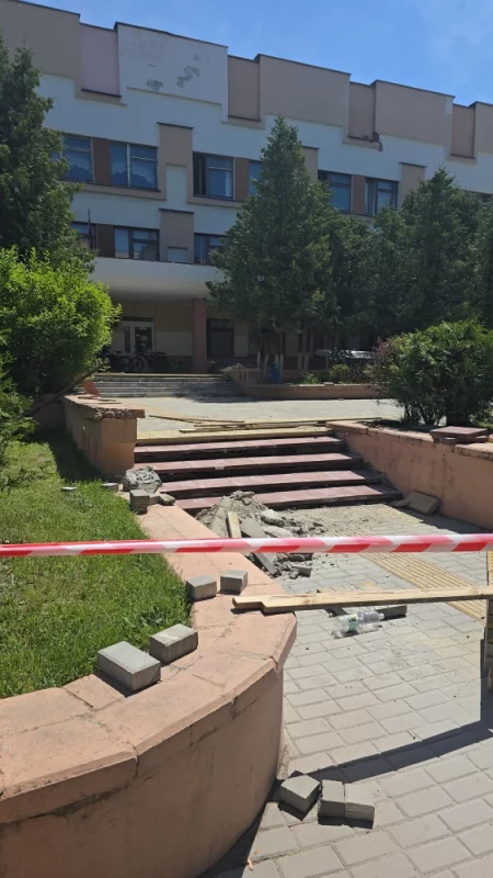 Укладка тротуарной плитки у детской поликлиники