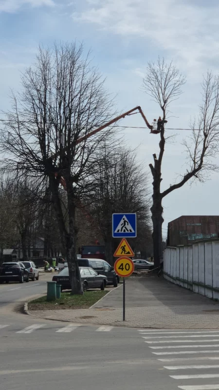 Кругом что-то делают