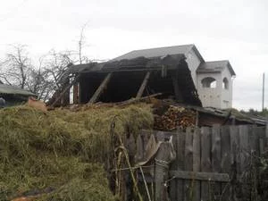 Горели входная дверь и сарай