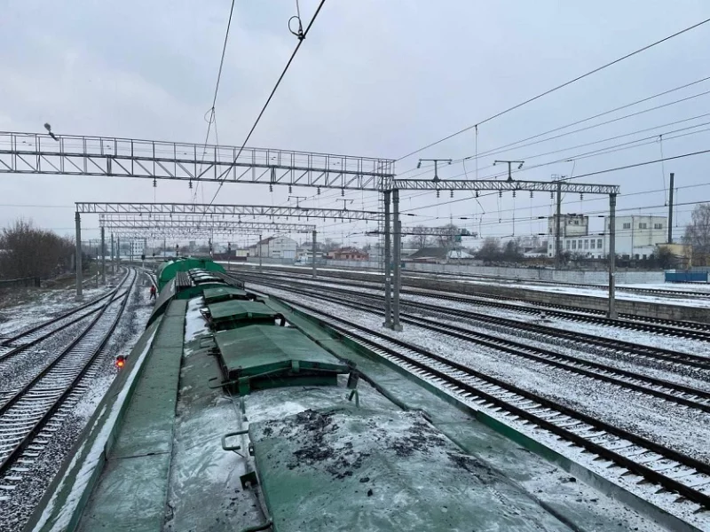 В Бобруйске 24-летнего электромонтера убило током на ж/д. Он взялся за контактный провод