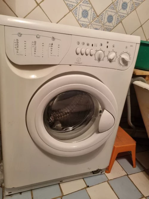 Стиральную машинку INDESIT