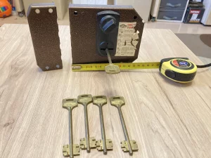 Замок новый накладной