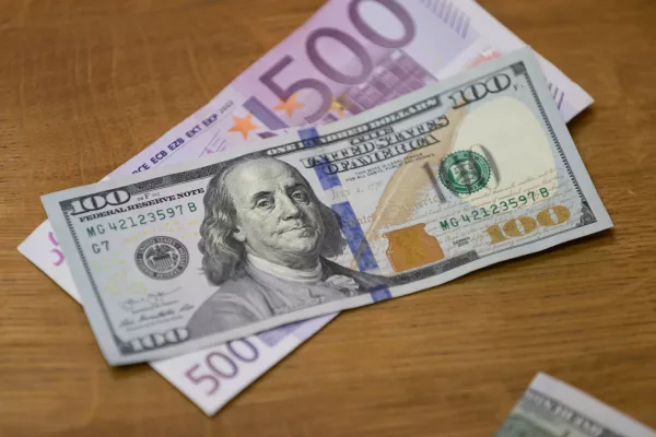 Доллар и евро падают после длинных выходных: курсы валют на 22 апреля