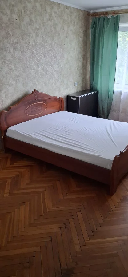 2 х комнатную квартиру на длительный срок
