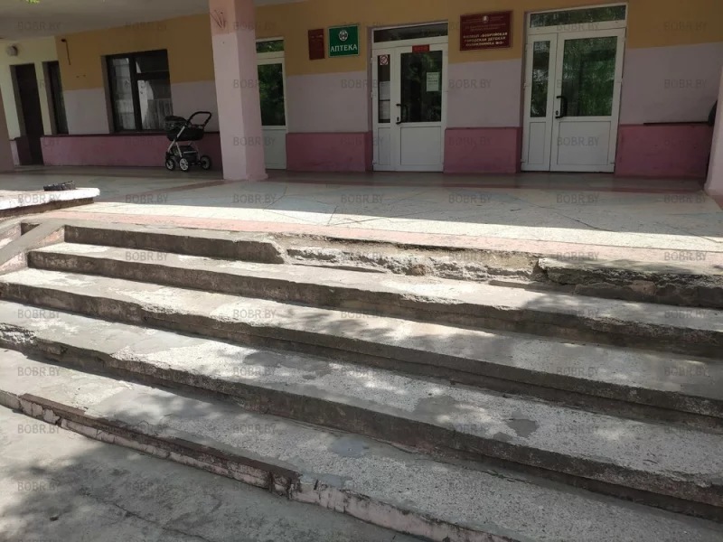 Детская поликлиника, центральный вход. Ступеньки заболели...