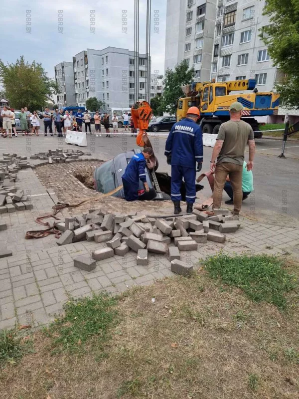 Провал. Раньше машины провалилась на улице Ленина, а сейчас на Советской...