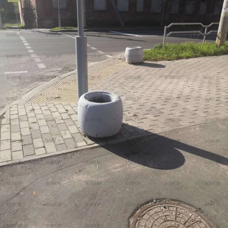 Кажется глупо и не рационально 2 мусорки в одном месте... 