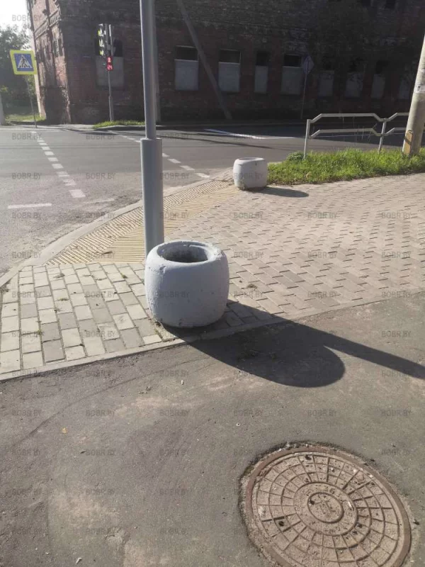 Кажется глупо и не рационально 2 мусорки в одном месте... 