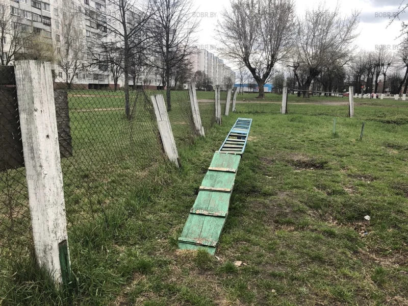 Кому-то надо было быстро отчитаться о проделанной работе. Закопали деревянные столбы в землю. Вот результат.