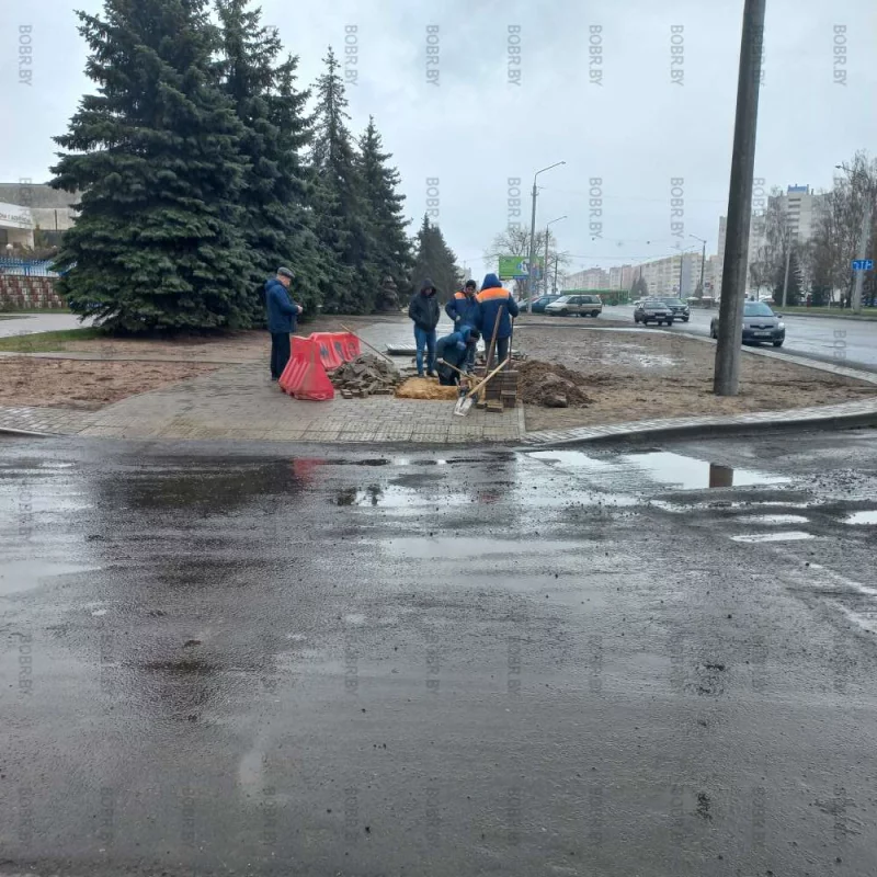 Один с лопатой и четыре менеджера...